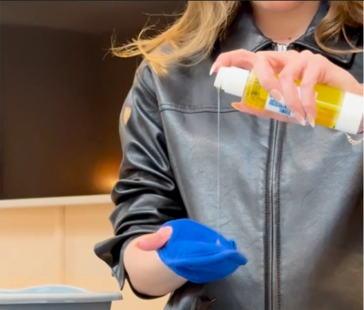 The Kicker Mitt Complete Shoe Cleaning Kit including blue mitt, branded microfibre towel, and lemon Shoe Goo cleaner in packaging